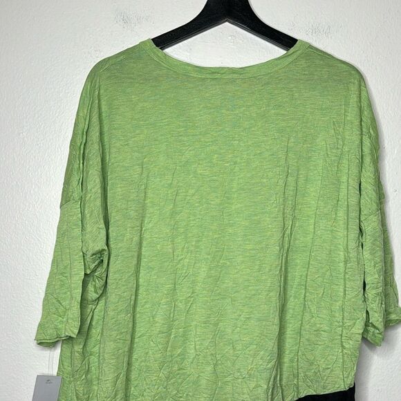 Jess & Jane Asymmetrical Hem Top Crinkle Texture in the Fabric Size Size XL - Picture 4 of 9